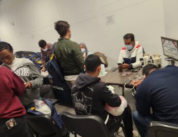 Regresan 118 migrantes colombianos a su país en vuelo de deportados desde EU; recibirán mil dólares, informa Cancillería