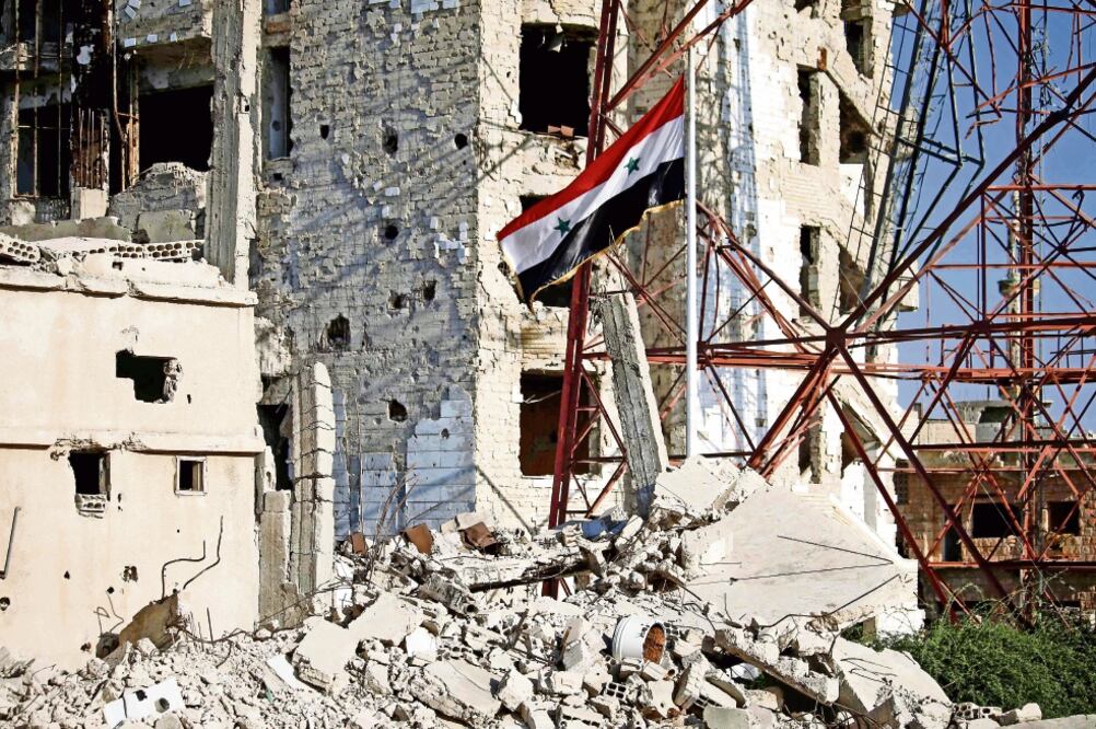 Rendición. La prensa estatal siria informó que los rebeldes en Deraa habían aceptado entregar sus armas pesadas y medianas. (MOHAMAD ABAZEED. AFP)