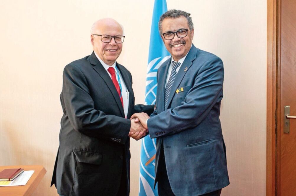 El secretario de Salud, José Narro (izq.), afirma que estar sano es, en parte, responsabilidad de cada individuo y requiere voluntad. A su derecha, el director general de la Organización Mundial de la Salud, Tedros Adhanom (CORTESÍA)
