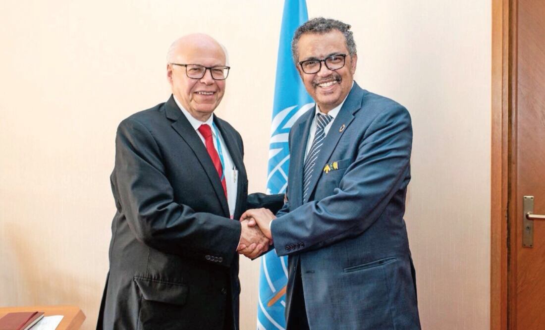 El secretario de Salud, José Narro (izq.), afirma que estar sano es, en parte, responsabilidad de cada individuo y requiere voluntad. A su derecha, el director general de la Organización Mundial de la Salud, Tedros Adhanom (CORTESÍA)