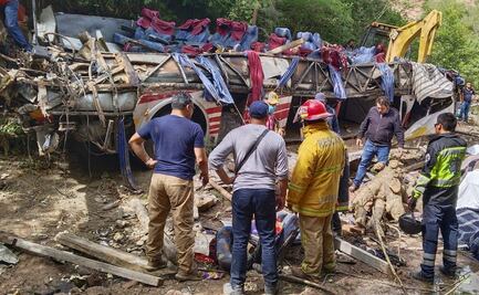 Suman 29 muertos tras volcadura de autobús en Magdalena Peñasco, Oaxaca