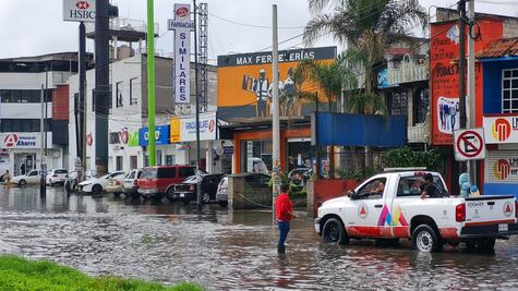 Tras inundaciones, ayuntamiento de San Mateo Atenco despliega operativo para auxiliar a peatones