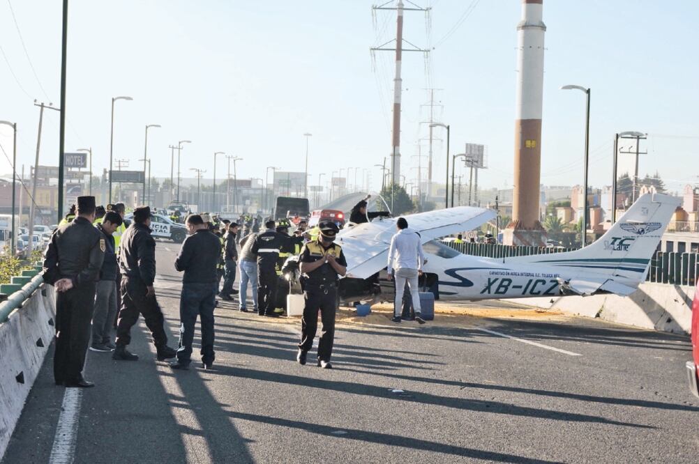 Tras el descenso se paralizó la circulación en la vialidad, donde permaneció la avioneta por casi cuatro horas, luego fue trasladada al aeropuerto de Toluca . (GERARDO MENDOZA. EL UNIVERSAL)