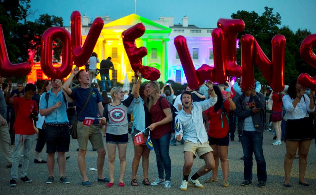 Defensores de los matrimonios entre parejas del mismo sexo festejan frente a la Casa Blanca, que se iluminó con los colores de la bandera gay   Foto: AP