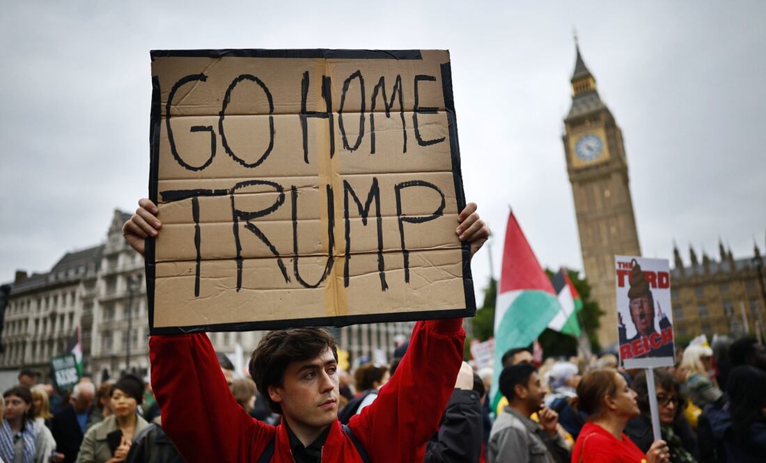 Un manifestante sostiene un cartel escrito a mano con la leyenda "Vete a casa, Trump" durante una manifestación multitudinaria de la "Coalición Stop Trump" contra la visita de Estado al Reino Unido del presidente estadounidense Donald J. Trump en Londres, el 17 de septiembre de 2025. Foto: EFE