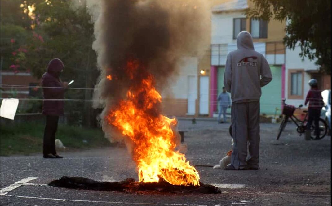 Habitantes de las colonias Morelos y San José Vasconcelos de la ciudad de Oaxaca se confrontaron esta mañana con comerciantes de un tianguis, el 24 de octubre de 2025. Foto: Edwin Hernández/EL UNIVERSAL