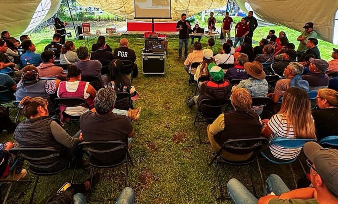 Capacitan en Tultepec en manejo de pirotecnia. Foto: Especial