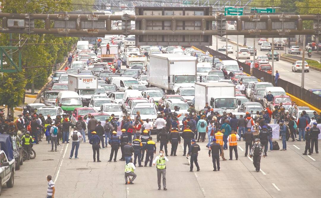 Padres de niños con cáncer bloquearon ayer el AICM para exigir a las autoridades que el abasto de fármacos sea constante. Foto: Germán Espinosa/ EL UNIVERSAL.