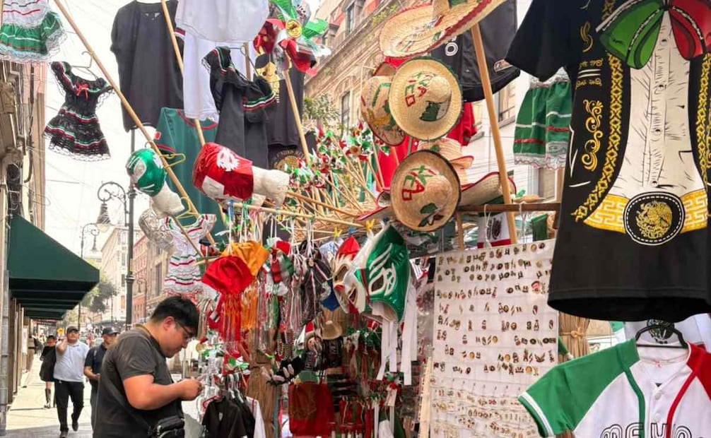 Un puesto con diferentes adornos del 15 de septiembre, localizado en calles de la Ciudad de México. Foto: Sharon Mercado /  EL UNIVERSAL