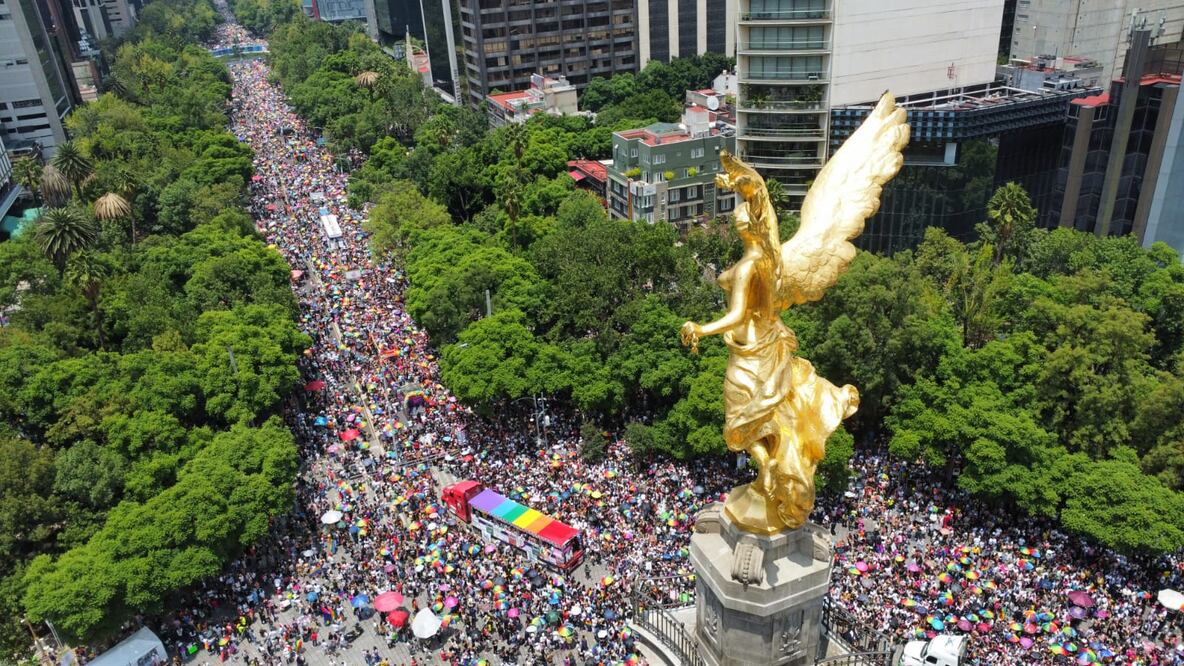 Así se ve la marcha LGBTTTIQ+ de este sábado 29 de junio desde las alturas. (Foto: Diego Prado)