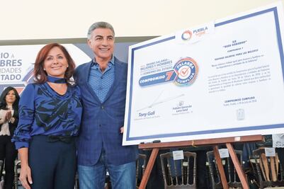 Gobernador de Puebla firma compromiso por equidad salarial