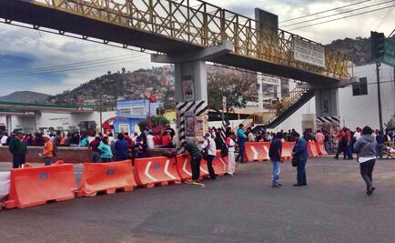 Maestros bloquean carreteras de Oaxaca
