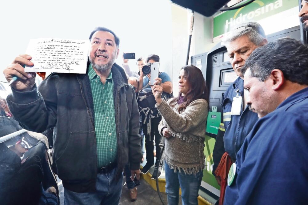 Gerardo Fernández acudió a la gasolinera Hidrosina ubicada en la esquina de Insurgentes y Reforma, llenó el tanque de su camioneta y entregó un certificado de no pago de impuesto a la gasolina. Dos personas más siguieron su ejemplo (BERENICE FREGOSO)