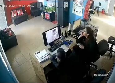 Así captan a empleadas viendo Betty la Fea en horas de trabajo; video evidencia hasta al picacostillas