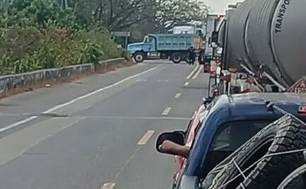 Transportistas de la CATEM bloquean carretera Panamericana en Oaxaca; exigen pago del traslado de materiales
