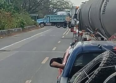 Transportistas de la CATEM bloquean carretera Panamericana en Oaxaca; exigen pago del traslado de materiales