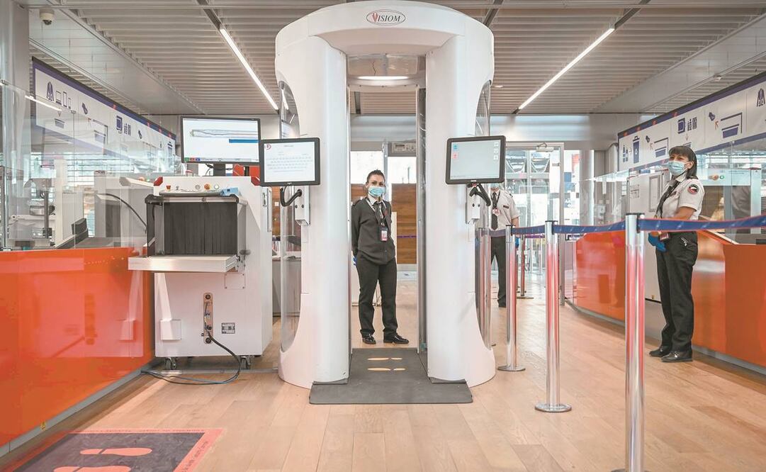 Con nuevas medidas sanitarias, personal del aeropuerto de Orly, en Francia, se alista para la próxima reapertura, tras el cierre por el coronavirus. Foto: BERTRAND GUAY. AFP