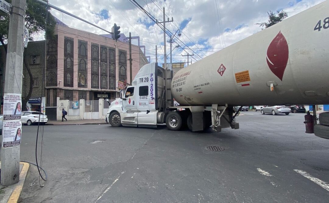 Vecinos denuncian paso constante de pipas de gas pese a restricciones en la CDMX. Foto: Juan Carlos Williams