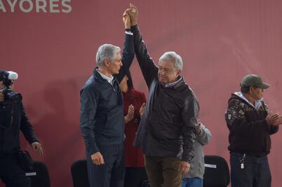 AMLO entrega primeras pensiones para adultos mayores