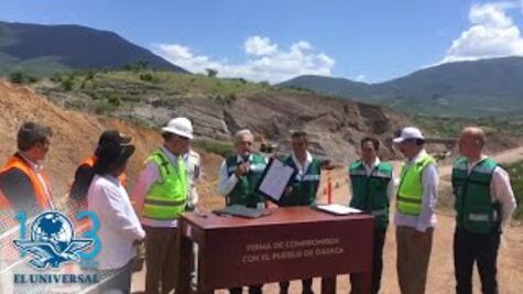 AMLO firma acuerdo para concluir carretera Oaxaca-Costa en 2022