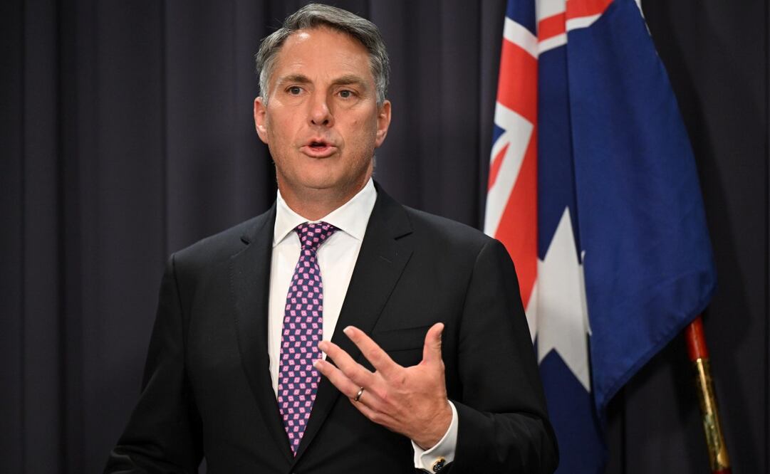 El viceprimer ministro australiano, Richard Marles, habla ante los medios de comunicación tras la reunión inaugural de Ministros de Defensa entre Australia y Filipinas en el Parlamento de Canberra, Australia, el 12 de noviembre de 2024. Foto: EFE