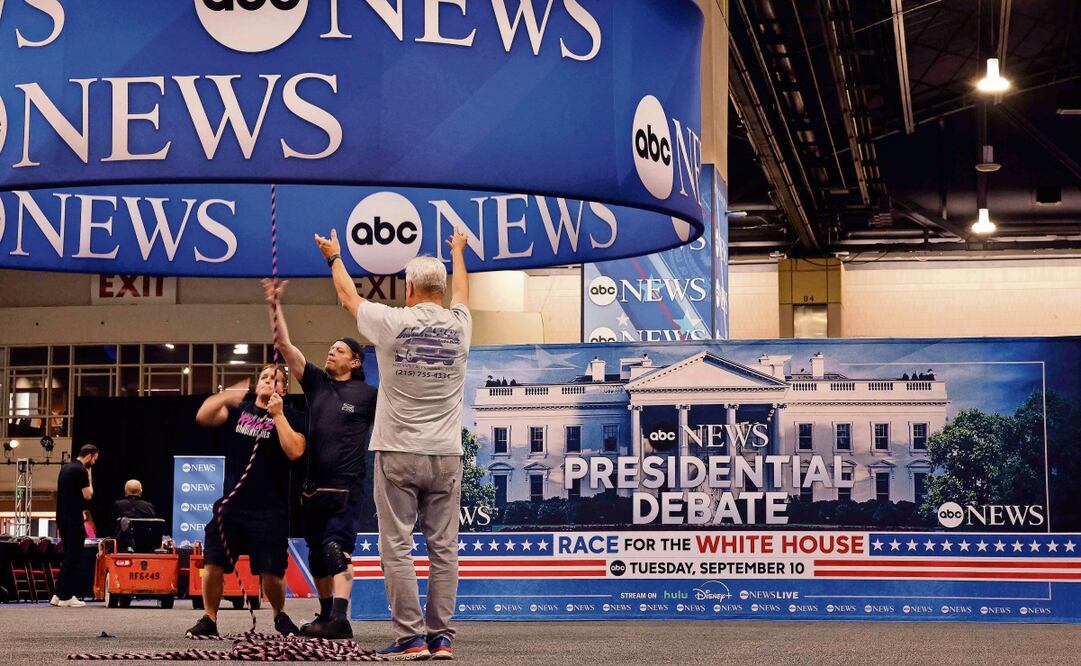Personal de la cadena ABC News, encargada de televisar el segundo debate presidencial en EU, afina los últimos detalles en el Centro de Convenciones de Pennsylvania previo al encuentro de hoy entre Donald Trump y Kamala Harris. Foto: Chip Somodevilla | AFP