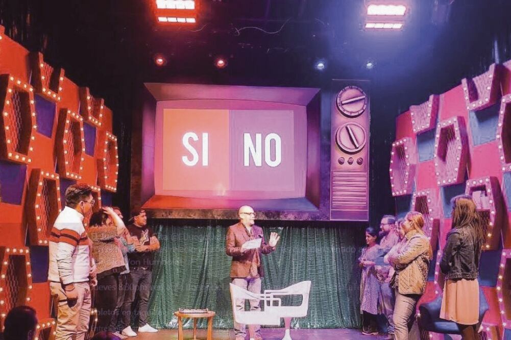 La cita en el escenario es real y, mientras se desarrolla, el conductor habla de otros temas con el público. (TWITTER)