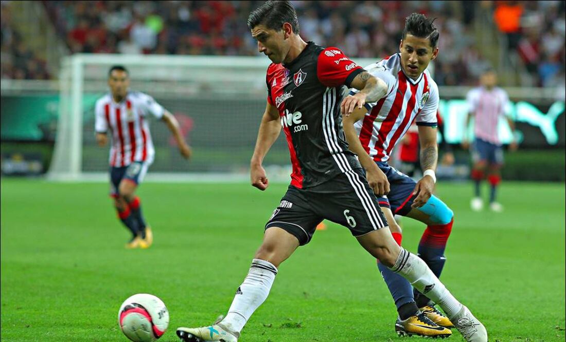 La nueva generación del clásico tapatío conoce lo que representan los escudos. FOTO/IMAGO7