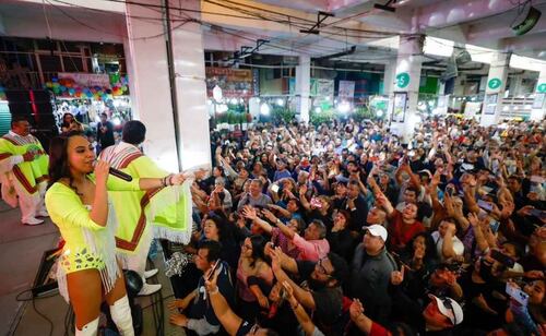 La gente se concentró para grabar videos, bailar en rueda y consumir micheladas. 23/06/2026. | Foto: Diego Simón.
