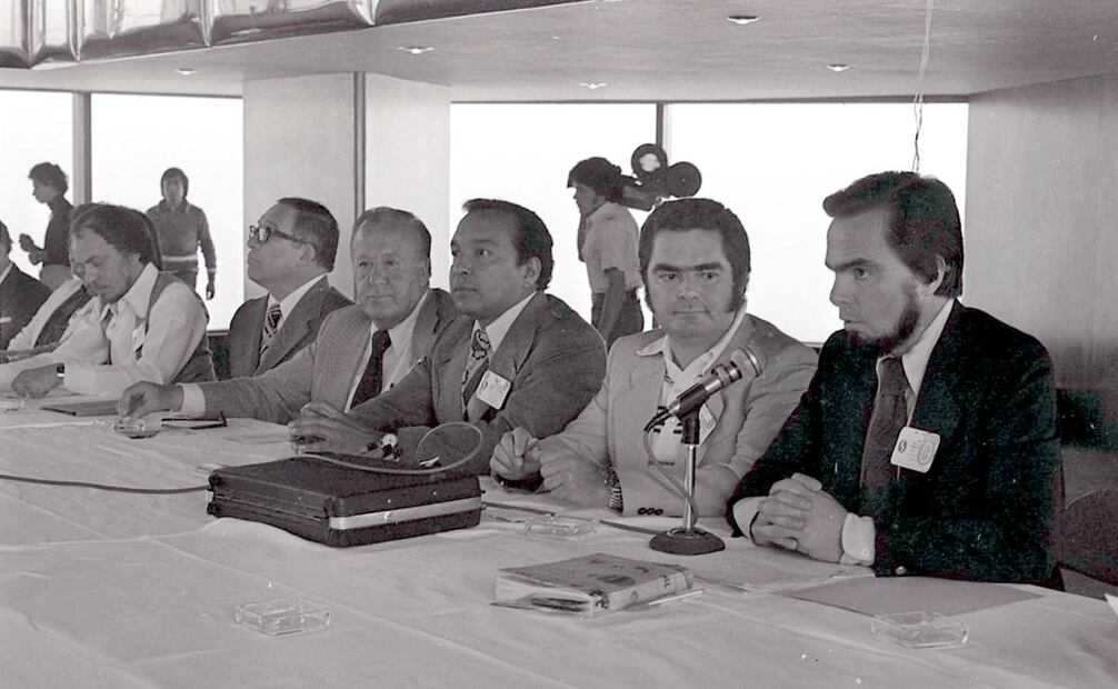 Durante las actividades del Primer Simposio Nacional del Fenómeno de la Reencarnación (1978), los casi 150 asistentes ofrecieron todo el apoyo para difundir los conceptos de esta creencia como una filosofía, pues consideraban que era posible saber la vida que llevó cada persona. Vázquez Alba es el segundo de der. a izq. Foto: Julio Argumedo/Archivo EL UNIVERSAL.