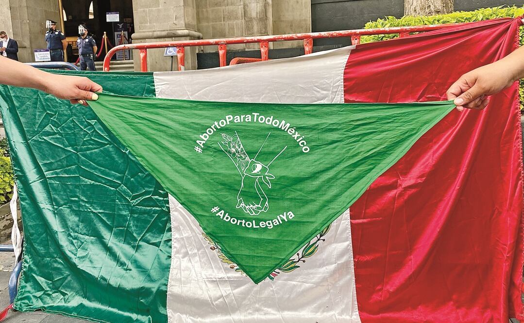 Organizaciones a favor del aborto permanecieron afuera de la Corte en espera del fallo de los ministros, que resultó favorable a su causa. Foto: BERENICE FREGOSO. EL UNIVERSAL