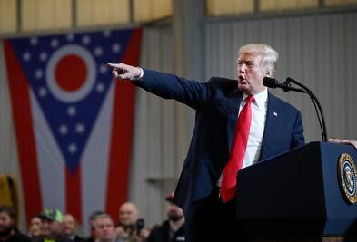 Trump ataca de nuevo a Amazon; "está arruinando miles de negocios", asegura