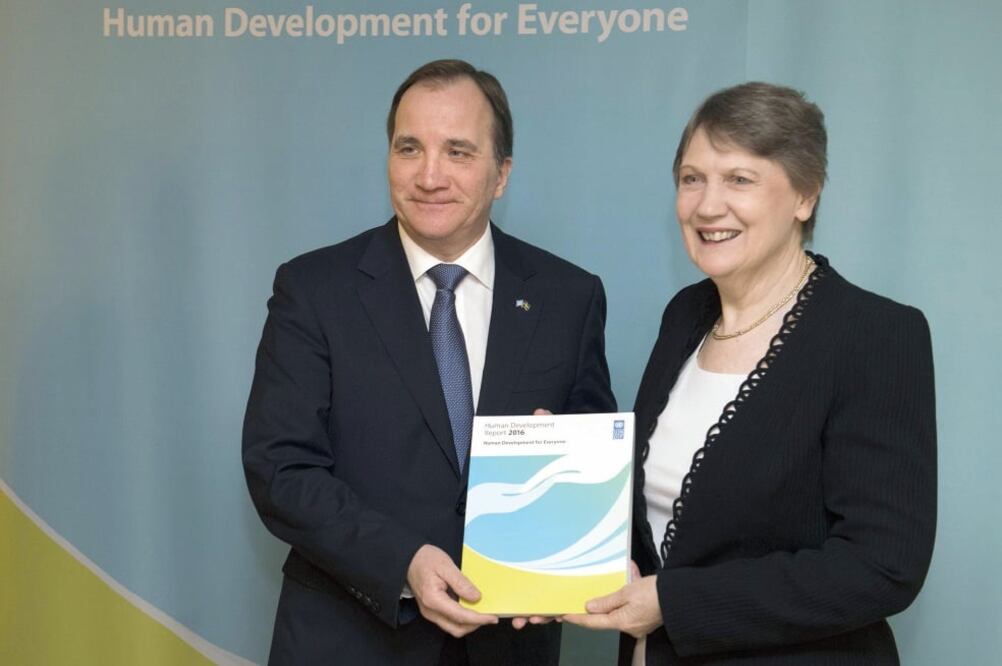 El primer ministro sueco, Stefan Löfven, y la jefa del PNUD, Helen Clark, hicieron el lanzamiento del informe ayer en el centro de conferencias Norra Latin, en Estocolmo. (FREDRIK SANDBERG. EFE)