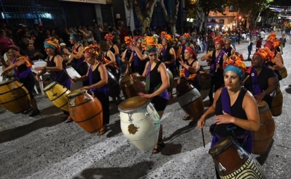 Mujeres rompen esquemas al ritmo de los tambores en Uruguay