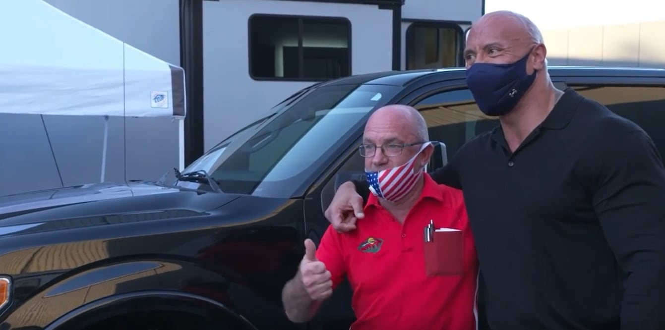 “La Roca” regala camioneta a hombre que le ayudó cuando no tenía dónde vivir