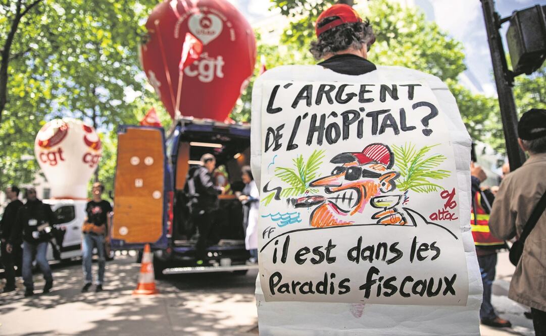 Un asistente a una manifes- tación para apoyar a los empleados de un hospital francés que protestan frente al Ministerio de Salud en París, para denunciar la falta de personal y las malas condiciones de trabajo.