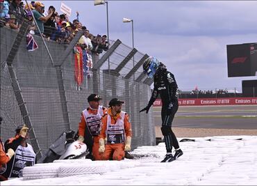 El enorme gesto de George Russell en Silverstone; abandonó su monoplaza para auxiliar a Guanyu Zhou
