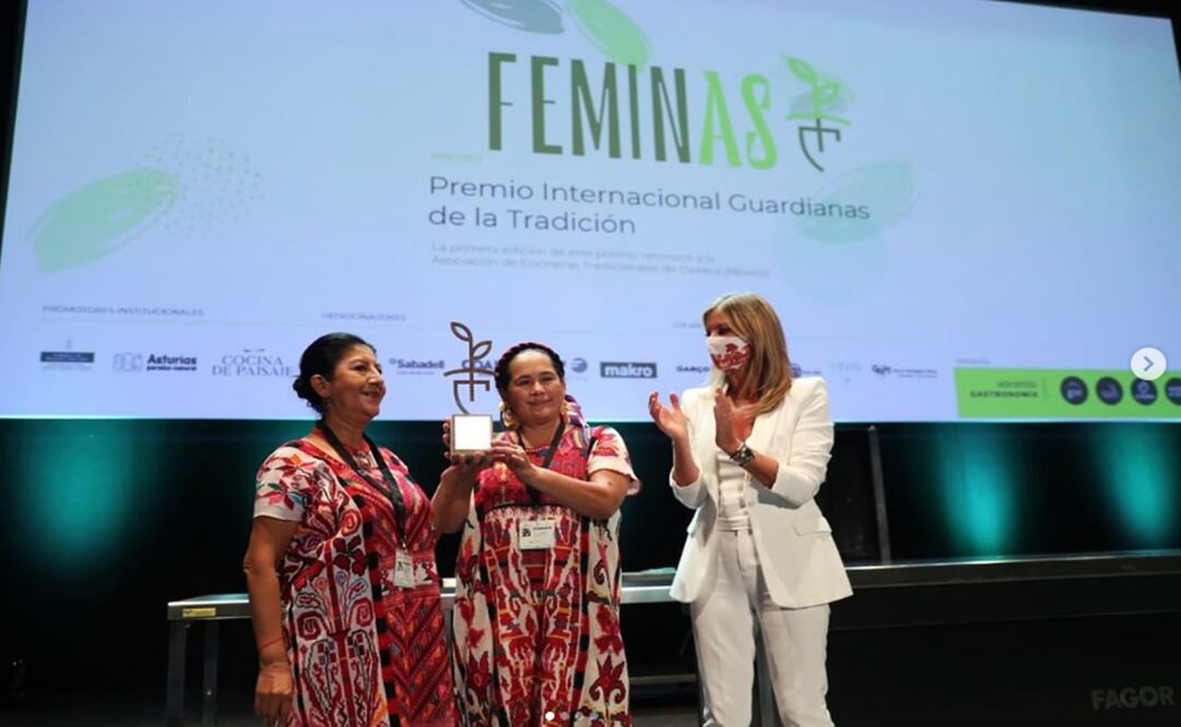Graciela Blanco viceconsejera de Turismo del Principado de Asturias entregando el Premio guardianas de la tradición a Celia Florián y Rosario Cruz Oaxaca en la edición pasada. / Foto: Instagram @gastrfeminas