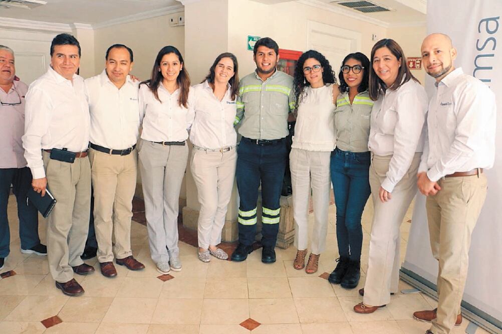 La secretaria del Trabajo y Previsión Social, Luisa María Alcalde (cuarta de der a izq), encabezó la firma con el sector empresarial de Veracruz.