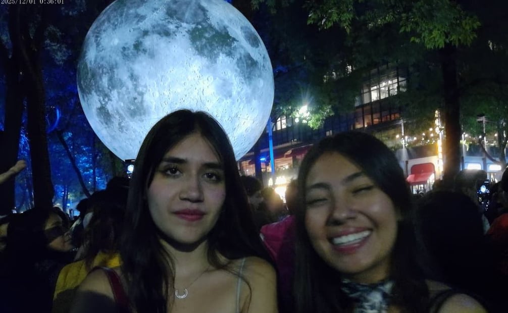 Familias y grupos de amigos se reunieron sobre Paseo de la Reforma para apreciar la Luna Gigante. Fotos: Arantxa Meave / EL UNIVERSAL.