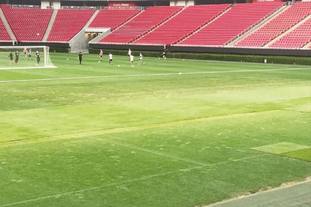 La cancha del estadio Akron está muy dañada, luego de un evento de Omnilife que se realizó la semana anterior (ESPECIAL)