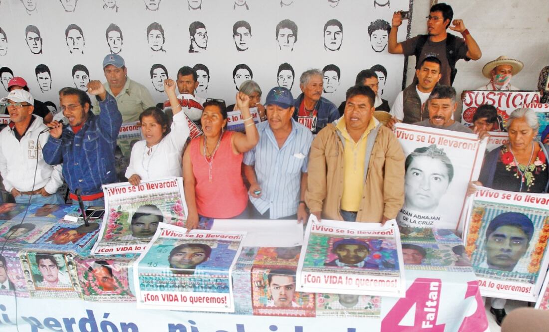 El miércoles pasado los padres de los normalistas iniciaron un ayuno de 43 horas para exigir que se abra una nueva línea de investigación contra el ex procurador Jesús Murillo Karam, el comisionado general de la Policía Federal, Enrique Galindo Ceballos