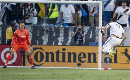 Comparar nuestras carreras es una falta de respeto: Carlos Vela, sobre Zlatan