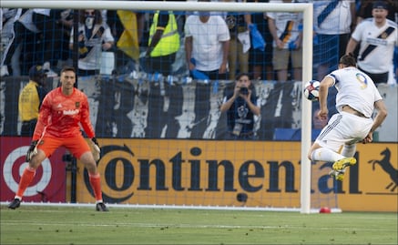 Comparar nuestras carreras es una falta de respeto: Carlos Vela, sobre Zlatan