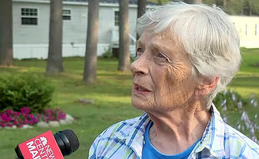 Marjorie Perkins habla con un periodista, 2 de agosto de 2023, en su casa en Brunswick, Maine. Perkins. Foto: AP