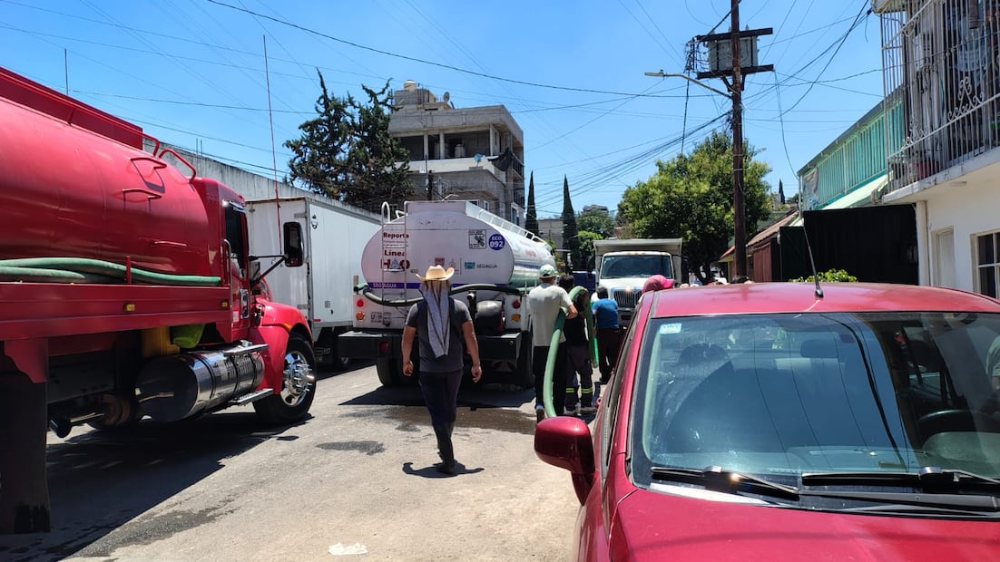 Megafuga en Iztapalapa: vecinos se quedan sin agua y alcaldía reparte garrafones tras ruptura de tubería. Foto: Arantxa Meave