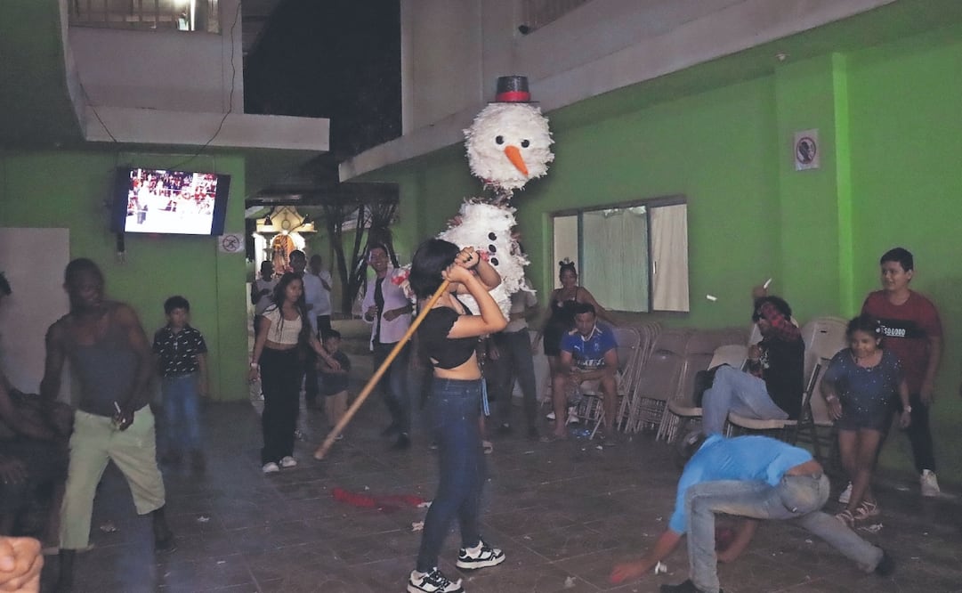 Migrantes participan en una tradicional posada navideña en un albergue en Tapachula, Chiapas. Foto: de JUAN MANUEL BLANCO. EFE