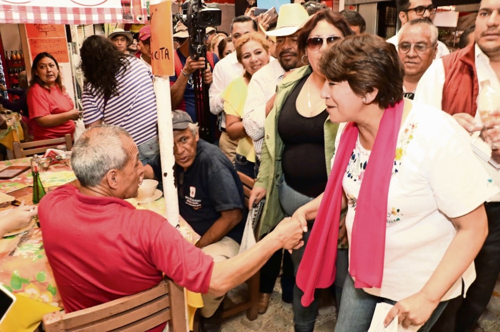 La candidata de Morena dijo a los locatarios que otra de sus propuestas es edificar más universidades “para que nadie se quede sin estudiar" (IRVIN OLIVARES. EL UNIVERSAL)