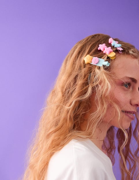 Escoge broches de colores que transmitan alegría o reflejen la temporada veraniega: Foto: Bershka