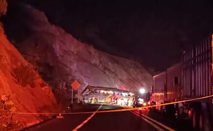 Accidente de autobús deja 4 muertos y 35 heridos en los límites de Oaxaca y Puebla
